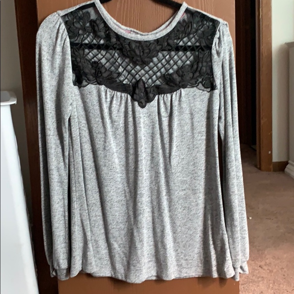 🍁 Maurice’s Gray Long Sleeve with lace accents